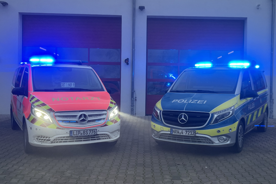 Ein Notarztfahrzeug und ein Polizeifahrzeug. Symbolbild: Kreis Lippe