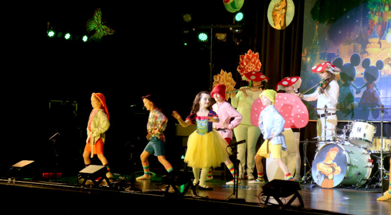 Die Kindertanzgruppe "Little Stars" interpretierte "Schneewittchen und die sieben Zwerge". Foto: Thomas Dohna