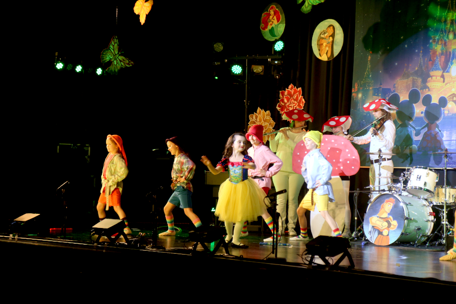 Die Kindertanzgruppe "Little Stars" interpretierte "Schneewittchen und die sieben Zwerge". Foto: Thomas Dohna