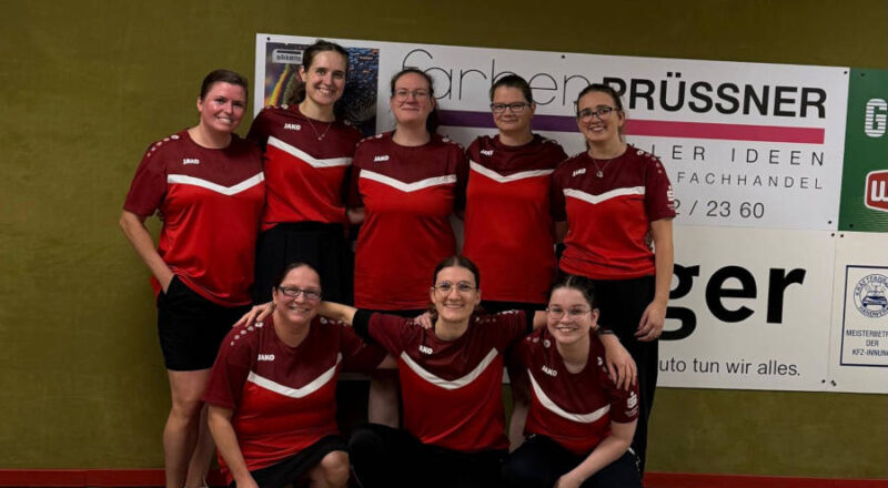 Die Sportkeglerinnen (vorn von links, dann hinten von links) Katja Lemke, Jana Lammert, Lilly Lemke. Larissa-Yasmin Gries, Josephine Lammert, Christina Rähse, Madeleine Wilde, Paula Kurzius. Foto: Privat