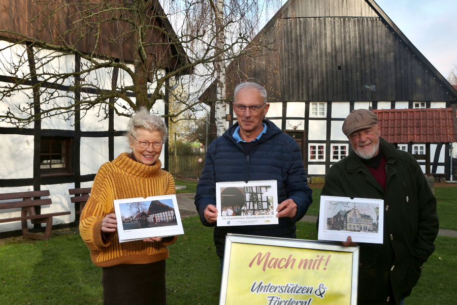Edeltraud Dombert, Bernd Hoffmann und Ulrich Rottschäfer stellen den Leopoldshöher Heimatkalender 2026 vor. Foto: Thomas Dohna