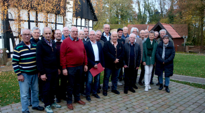 Die Männer der Dienstagsgruppe des Heimatvereins, Vertreterinnen und Vertreter der Zimmerei Schulz, der Gemeinde und der Stiftung NRW feiern die Übergabe eines Förderbescheides der Stiftung. Foto: Thomas Dohna