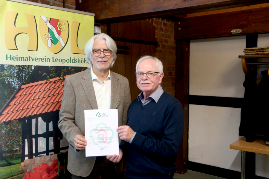 Hans Feuß von der NRW-Stiftung überreicht dem Vorsitzenden des Heimatvereins Helmut Depping den Förderbescheid. Foto: Thomas Dohna