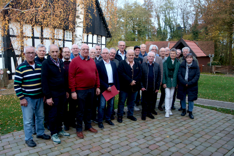 Die Männer der Dienstagsgruppe des Heimatvereins, Vertreterinnen und Vertreter der Zimmerei Schulz, der Gemeinde und der Stiftung NRW feiern die Übergabe eines Förderbescheides der Stiftung. Foto: Thomas Dohna