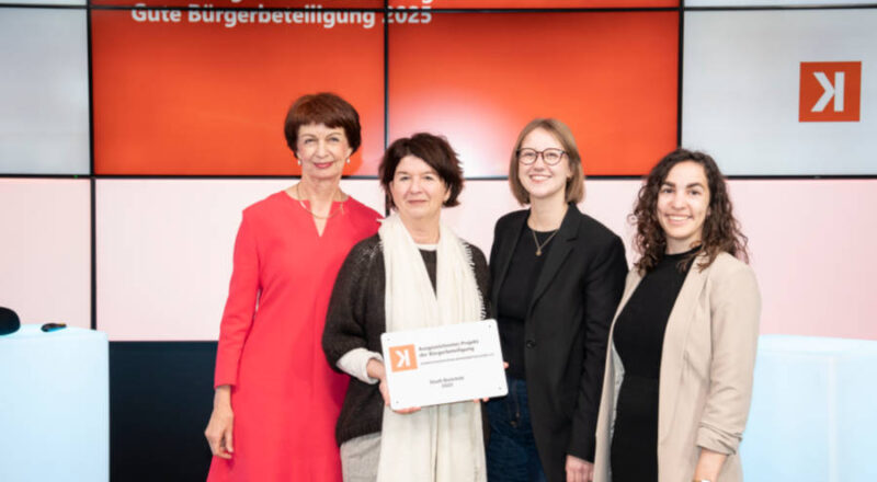 Ausgezeichnet gut: Laudatorin Anna Renkamp (von links, ehemals Bertelsmann Stiftung) zeichnet das Büro Dialog & Beteiligung (Britta Klausing, Julia Lichtnecker und Magdalena Chowdry) für gelungene Beteiligung aus. Foto: Tanea Sommer/Kompetenzzentrum Bürgerbeteiligung