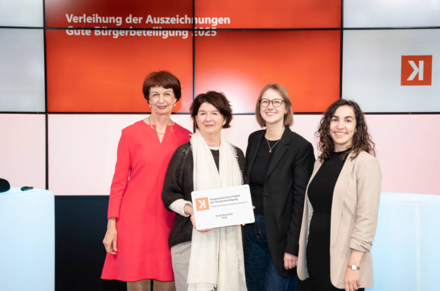 Ausgezeichnet gut: Laudatorin Anna Renkamp (von links, ehemals Bertelsmann Stiftung) zeichnet das Büro Dialog & Beteiligung (Britta Klausing, Julia Lichtnecker und Magdalena Chowdry) für gelungene Beteiligung aus. Foto: Tanea Sommer/Kompetenzzentrum Bürgerbeteiligung