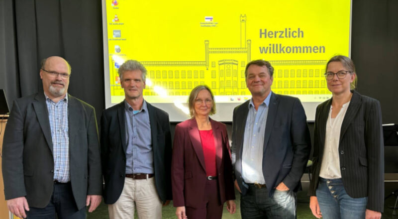 Feiern das 25-jährige Bestehen der Kommunalen Gesundheitskonferenz (KGK) (v.l.): Dirk Cremer, Geschäftsführer der KGK, Gerhard Herrmann vom Ministerium für Arbeit, Gesundheit und Soziales, Dr. Brigitte Borrmann vom Landesamt für Gesundheit und Arbeitsschutz, Gesundheitsdezernent und Vorsitzender der KGK, Martin Adamski, und Julia Harmsen, Leiterin des städtischen Gesundheitsamtes. Foto: Stadt Bielefeld