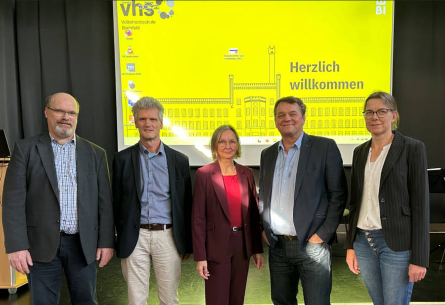 Feiern das 25-jährige Bestehen der Kommunalen Gesundheitskonferenz (KGK) (v.l.): Dirk Cremer, Geschäftsführer der KGK, Gerhard Herrmann vom Ministerium für Arbeit, Gesundheit und Soziales, Dr. Brigitte Borrmann vom Landesamt für Gesundheit und Arbeitsschutz, Gesundheitsdezernent und Vorsitzender der KGK, Martin Adamski, und Julia Harmsen, Leiterin des städtischen Gesundheitsamtes. Foto: Stadt Bielefeld