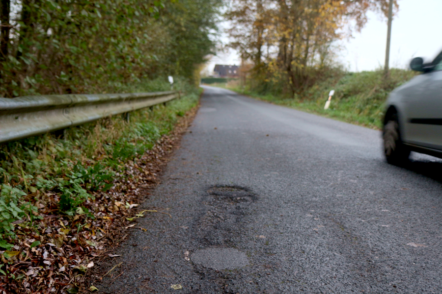 Schlaglöcher zieren die Grester Straße zwischen dem Dorf Greste und der Waldstraße. Ab Monatg soll die Straße repariert werden. Foto: Thomas Dohna