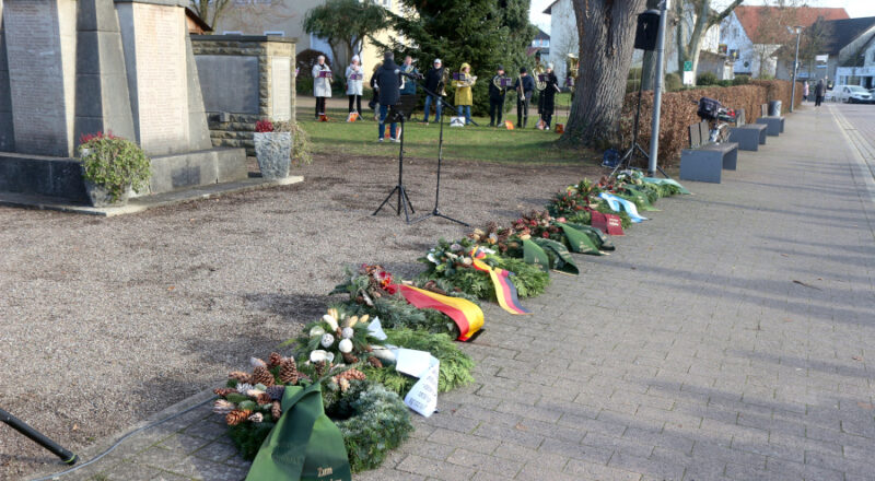 Die Kränze zum Totengedenken am Ehrenmal an der evangelisch-reformierten Kirche am Marktplatz. Foto: Thomas Dohna