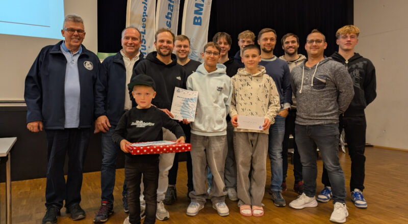 Der jetzt ehemalige Vorsitzende des TuS Leopoldshöhe Horst Wolfmeier (links) ehrte den sechsjährigen Mika Krause (vorn). Der BMX-Fahrer errang die Deutsche Meisterschaft in seiner Altersklasse. Die Turner mit ihrem Trainer Nils Nagel (zweiter von links) sind Mannschaft des Jahres. Foto: TuS Leopoldshöhe