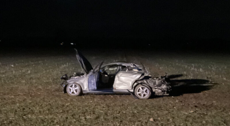 Weit auf einen Acker am Alten Postweg ist dieses Auto geflogen. Der Fahrer lag bewusslos auf dem Feld. Foto: Freiwillige Feuerwehr Leopoldshöhe