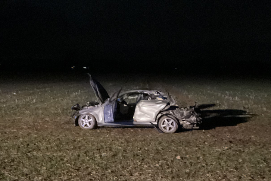 Weit auf einen Acker am Alten Postweg ist dieses Auto geflogen. Der Fahrer lag bewusslos auf dem Feld. Foto: Freiwillige Feuerwehr Leopoldshöhe