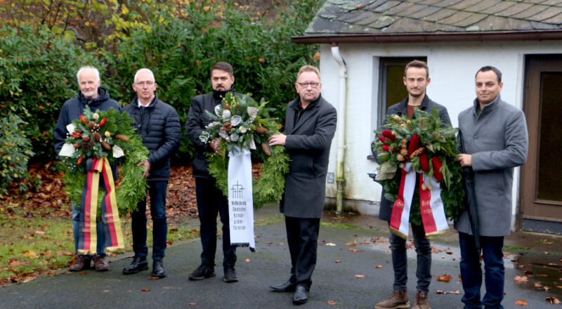 Vertreter der Kommunalgemeinde, des Volksbundes Kriegsgräberfürsorge und des TuS Bexterhagen legten Kränze am Ehrenmal nieder. Foto: Thomas Dohna