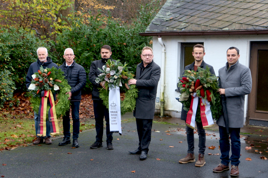 Vertreter der Kommunalgemeinde, des Volksbundes Kriegsgräberfürsorge und des TuS Bexterhagen legten Kränze am Ehrenmal nieder. Foto: Thomas Dohna