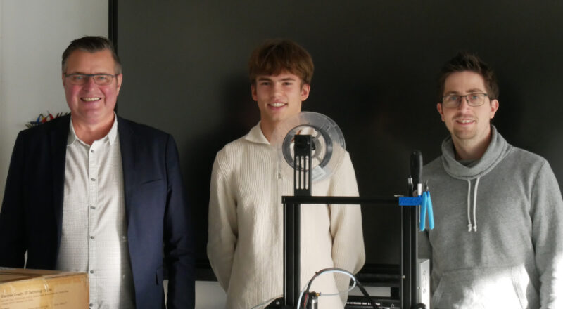 Freuen sich gemeinsam über den Gewinn: Thomas Mahlmann (zdi-Zentrum Lippe.MINT, von links), Felix Balzer (Gewinner des Hauptpreises), Marius Durstewitz (Fachlehrer am Niklas-Luhmann-Gymnasium). Foto: privat
