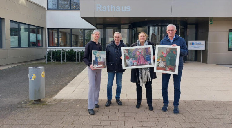 Kämmerin Almuth Mäscher (links), Bernd Hoffmann (rechts., stellvertretender Vorstand Heimatverein Leopoldshöhe) und die Gleichstellungsbeauftragte Grita Behrens freuen sich über die Bilder von Ilse Häfner-Mode, die Knut Tinius der Gemeinde Leopoldshöhe schenkt. Die drei Stillleben zeigen kunstvolle Arrangements von Alltagsgegenständen mit symbolischen Botschaften. Foto: Gemeinde Leopoldshöhe