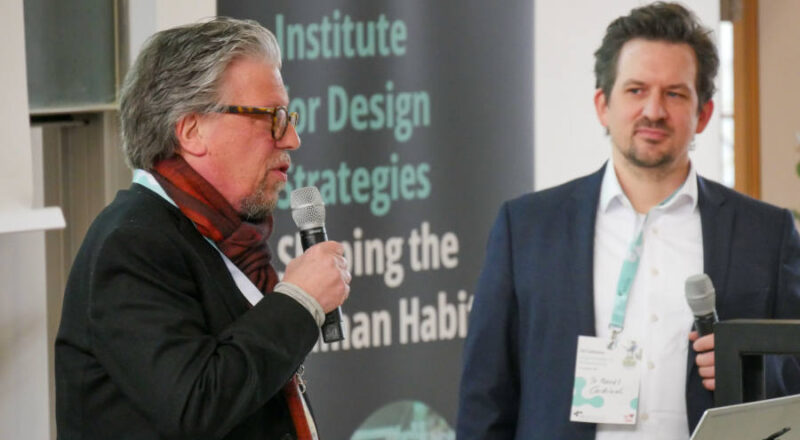 Ulrich Nether (links) und Marcel Cardinali vom Institut für Designstrategien (IDS) an der TH OWL moderierten die diesjährige IDS Conference zum Thema Klimaanpassung. Foto: TH OWL