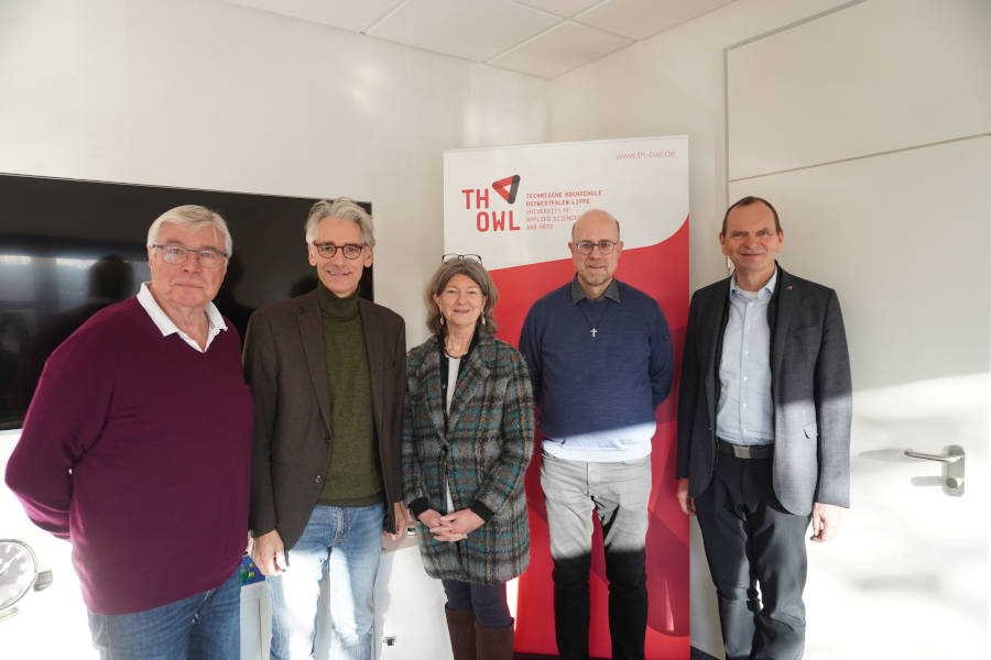 Reinhard Hölscher, Vorstand der Klara Niehus-Stiftung, Kirchenrat Thomas Warnke, TH-OWL-Vizepräsidentin Professorin Dr. Uta Pottgiesser, Pastor Matthias Altevogt sowie Professor Dr. Jürgen Krahl, Präsident der TH OWL (von links) trafen sich dieser Tage, um ein neues Gemeinschaftsvorhaben auf den Weg zu bringen. Foto: TH OWL