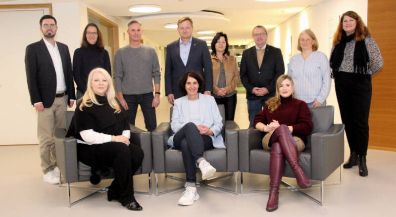 Wollen, dass alle Kinder in Lippe gut aufwachsen (von links, hintere Reihe): Dr. Jan Henrik Schröder (Statistikstelle), Dr. Claudia Böhm-Kasper (Bildungsmonitoring), Olaf Kupsch (Gemeinde Augustdorf), Bürgermeister Dr. Andreas Wulf (Gemeinde Augustdorf), Andrea Batzer (Gemeinde Kalletal), Bürgermeister Mario Hecker (Gemeinde Kalletal), Britta Grebe (Teamleitung Familienfreundlicher Kreis), Anke Hütte (Stadt Bad Salzuflen), vordere Reihe: Margit Monika Hahn (Koordinierungsstelle Kommunale Präventionsketten), Ulrike Glathe (Fachbereichsleitung Jugend und Familie) und Janine Matthes (Jugendhilfeplanung) von der Steuerungsgruppe. Foto: Kreis Lippe