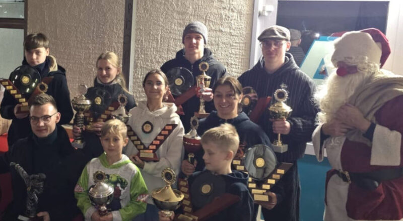 Der Nikolaus mit den Geehrten des BSV OWL auf dem Weihnachtsmarkt in Asemissen. Foto: Privat