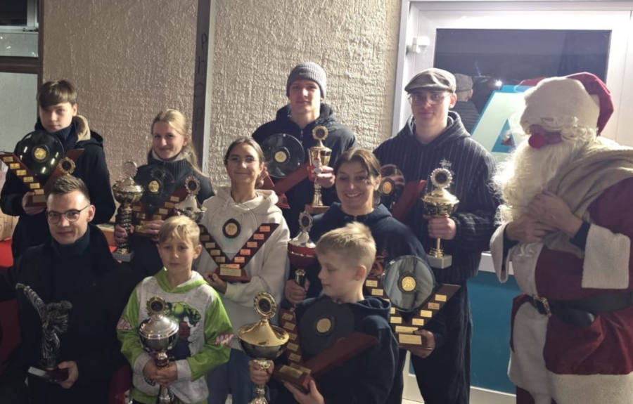 Der Nikolaus mit den Geehrten des BSV OWL auf dem Weihnachtsmarkt in Asemissen. Foto: Privat