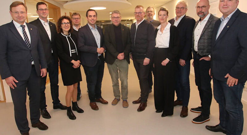 BUZ: (v.l.) Augustdorfs Bürgermeister Dr. Andreas J. Wulf, Lages Bürgermeister Matthias Kalkreuter, Detmolds Erste Beigeordnete und Kämmerin Dr. Miriam Mikus, Björn Metzner (Fachgebiet Finanzen Kreis Lippe), Lügdes Bürgermeister Torben Blome, Landrat Meinolf Haase, Dörentrups Bürgermeister Friso Veldink, Uwe Bartels (Leiter Fachgebiet Finanzen Kreis Lippe), Bad Salzuflens Erste Beigeordnete und Kämmerin Melanie Koring, Rainer Grabbe, Kämmerer Kreis Lippe und Allgemeiner Vertreter des Landrats, Lemgos Erster Beigeordneter und Kämmerer Frank Limpke sowie Blombergs Bürgermeister Christoph Dolle freuen sich über eine gelungene Sitzung des Arbeitskreises Kreisumlage. Foto: Kreis Lippe