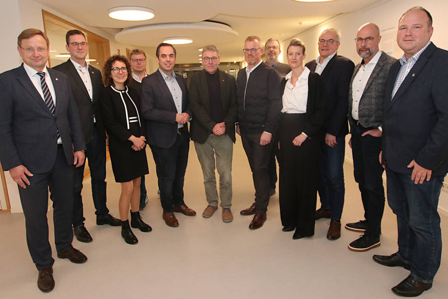 BUZ: (v.l.) Augustdorfs Bürgermeister Dr. Andreas J. Wulf, Lages Bürgermeister Matthias Kalkreuter, Detmolds Erste Beigeordnete und Kämmerin Dr. Miriam Mikus, Björn Metzner (Fachgebiet Finanzen Kreis Lippe), Lügdes Bürgermeister Torben Blome, Landrat Meinolf Haase, Dörentrups Bürgermeister Friso Veldink, Uwe Bartels (Leiter Fachgebiet Finanzen Kreis Lippe), Bad Salzuflens Erste Beigeordnete und Kämmerin Melanie Koring, Rainer Grabbe, Kämmerer Kreis Lippe und Allgemeiner Vertreter des Landrats, Lemgos Erster Beigeordneter und Kämmerer Frank Limpke sowie Blombergs Bürgermeister Christoph Dolle freuen sich über eine gelungene Sitzung des Arbeitskreises Kreisumlage. Foto: Kreis Lippe