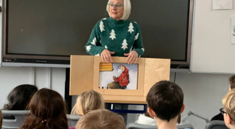 Die ehemalige Kollegin der Grundschule Nord Karin Wiebesiek besucht die ersten Klassen in der Vorweihnachtszeit mit ihrem Kamishibai. Foto: Grundschule Nord