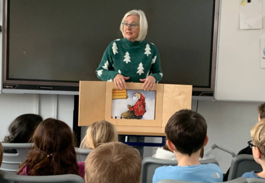 Die ehemalige Kollegin der Grundschule Nord  Karin Wiebesiek besucht die ersten Klassen in der Vorweihnachtszeit mit ihrem Kamishibai. Foto: Grundschule Nord