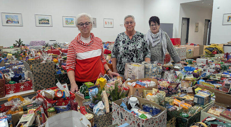 Die ehrenamtlichen Helferinnen der Tafel Susanne Wohlmann, Kornelia Siebert und Mariann Brunner haben gut für die Verteilung der Weihnachtskisten vorgearbeitet. Foto: Edeltraud Dombert