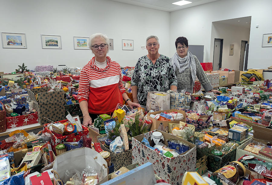 Die ehrenamtlichen Helferinnen der Tafel Susanne Wohlmann, Kornelia Siebert und Mariann Brunner haben gut für die Verteilung der Weihnachtskisten vorgearbeitet. Foto: Edeltraud Dombert