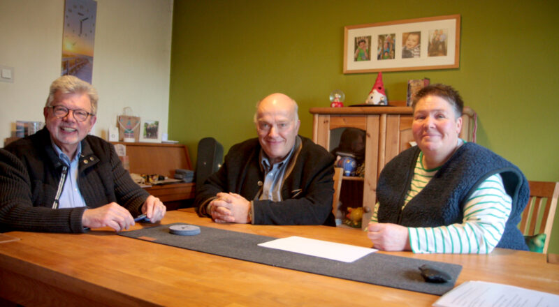 Gerhard Schemmel von der Bürgerstiftung Leopoldshöhe unterstützt Andreas und Ilka Thamm-Brinkmann bei einer Veranstaltung, die sogenannte hochbegabte Minderleister mit Unternehmen in Kontakt bringen soll. Foto: Thomas Dohna