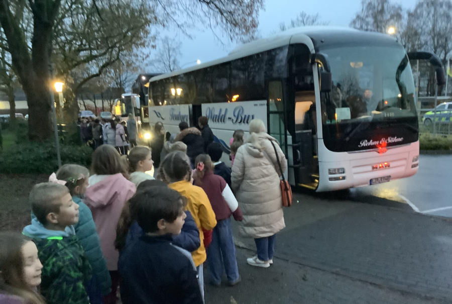 Gespanntes Warten auf die Abfahrt: Die Kinder der Grundschule Asemissen warte…</p><div class=