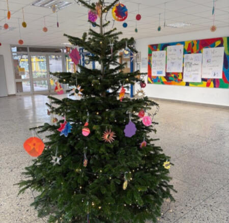 Der Weihnachtsbaum in der Eingangshalle der Grundschule Nord wurde vom Förderverein gesponsert. Foto: GS Nord