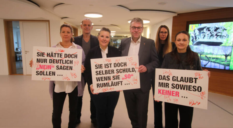 Die Steuerungsgruppe des Kooperationsgremiums mit (von links) Melanie Schmidt und York Clases (beide Kommissariat für Kriminalprävention und Opferschutz der Kreispolizeibehörde), Nicole Krüger (Kreis Lippe – Gleichstellungsbeauftragte), Landrat Meinolf Haase, Marie Welpman (Frauenberatungsstelle Alraune e.V.), Darja Klassen (Stadt Detmold - Gleichstellungsbeauftragte). Foto: Kreis Lippe.