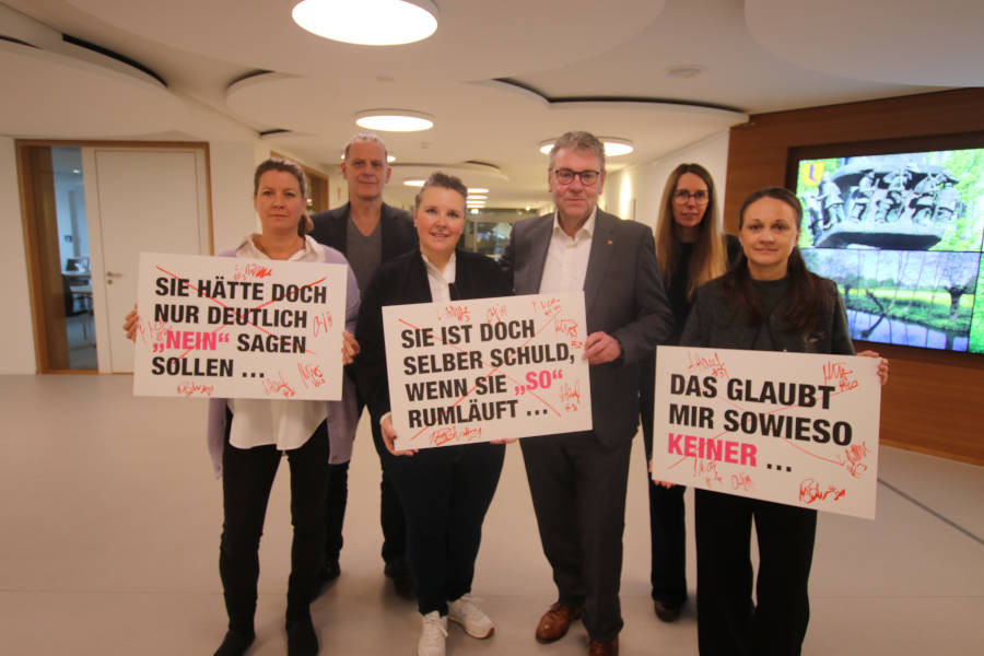 Die Steuerungsgruppe des Kooperationsgremiums mit (von links) Melanie Schmidt und York Clases (beide Kommissariat für Kriminalprävention und Opferschutz der Kreispolizeibehörde), Nicole Krüger (Kreis Lippe – Gleichstellungsbeauftragte), Landrat Meinolf Haase, Marie Welpman (Frauenberatungsstelle Alraune e.V.), Darja Klassen (Stadt Detmold - Gleichstellungsbeauftragte). Foto: Kreis Lippe.