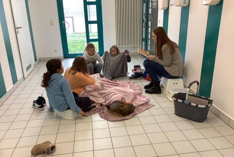 Auch auf dem Flur konnten es sich die Kinder zum Vorlesen mit mitgebrachten Decken gemütlich machen. Foto: Privat