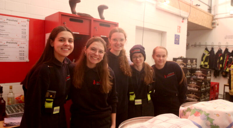 Emily, Julia, Marisa, Louisa und Leonie gaben Glühwein aus. Foto: Thomas Dohna