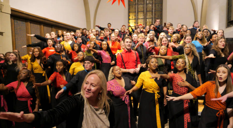 Der University of Pretoria Youth Choir und Pop Up-Chor vereinen sich am Ende unter Leitung von Lhente-Mari Pitout. Foto: Lippische Landeskirche