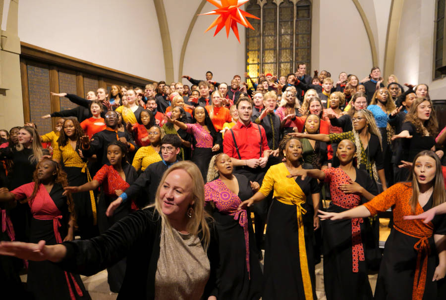 Der University of Pretoria Youth Choir und Pop Up-Chor vereinen sich am Ende unter Leitung von Lhente-Mari Pitout. Foto: Lippische Landeskirche