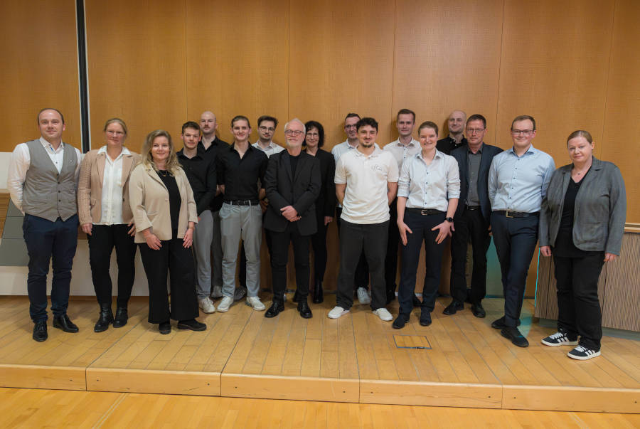 Starke Abschlussarbeiten beim Eröffnungsabend der Holzausstellung 2025 mit den Studierenden der Fachschule im Fokus, zusammen mit IHK-Vizepräsidentin Maren Lampe (zweite von links) und Schulleiterin Annette Lehmköster (dritte von links) Foto: Johannes Küllmer