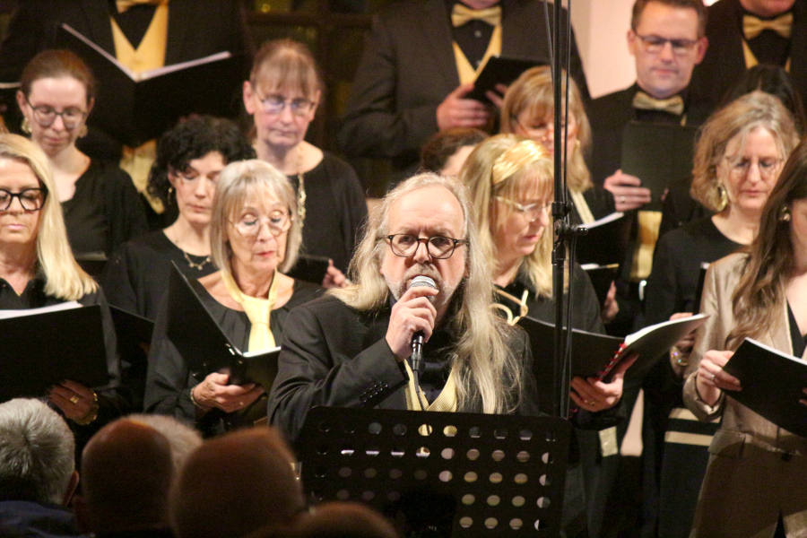Ole Weigelt, Moderator und Solosänger des Projektchores, hat seinen Auftrag. Foto: Thomas Dohna