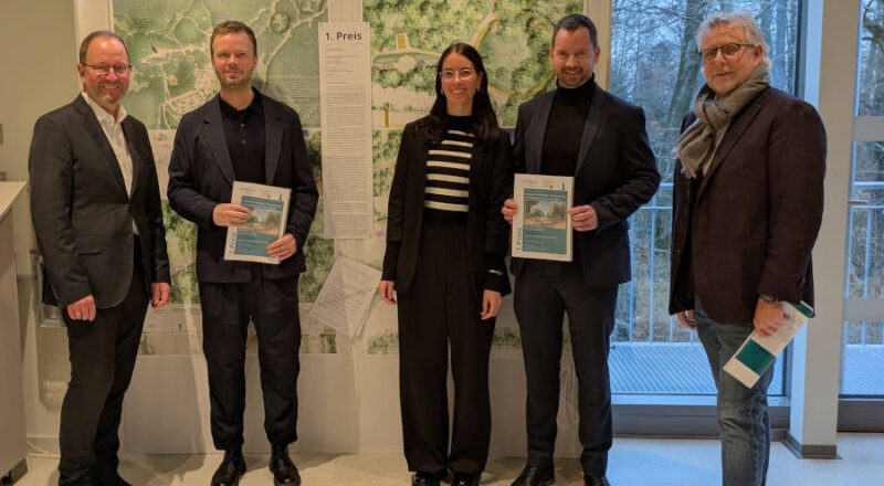 Philipp Rösner ((zweiter von rechts) Landschaftsarchitekt, Bauforum Berlin GmbH), Isabella Rösner ((Mitte). Landschaftsarchitektin, Bauforum Berlin GmbH) und Philipp Quack ((zweiter von links) Architekt, ARQ Architekten Rintz und Quack GmbH) freuen sich über den 1. Preis beim Realisierungswettbewerb. Jörg Düning-Gast (links) Verbandsvorsteher Landesverband Lippe) und Thomas Lammering (rechts) Technischer Beigeordneter der Stadt Detmold) gratulieren recht herzlich. Foto: LVL