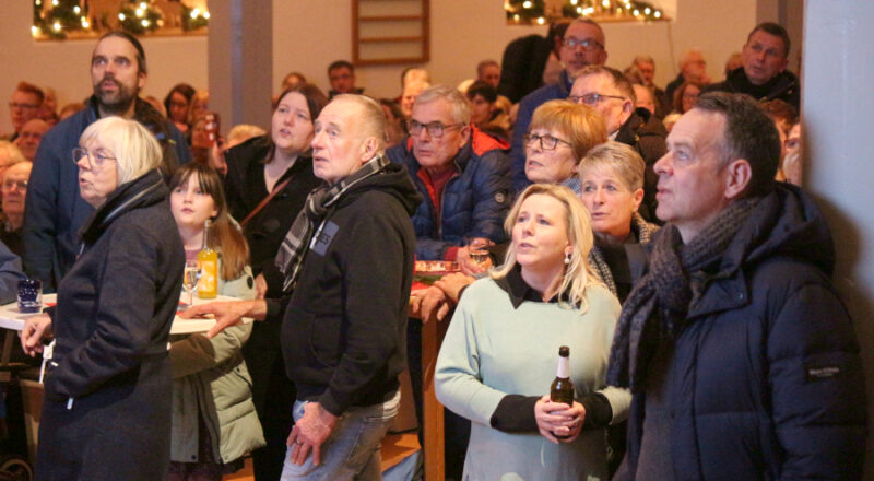 Die Besucher des adventlichen Schwarmsingens sangen kräftig mit. Foto: Thomas Dohna