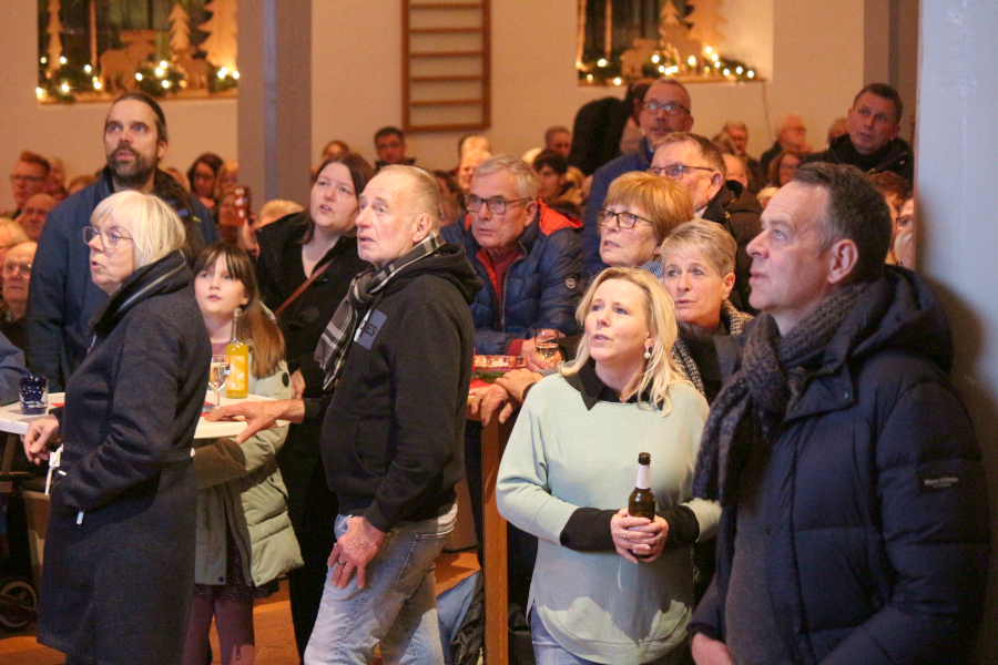 Die Besucher des adventlichen Schwarmsingens sangen kräftig mit. Foto: Thomas Dohna