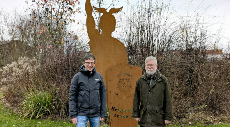 Wolfgang Graupner (rechts), hier mit Bürgermeister Martin Hoffmann, schenkt der Gemeinde Leopoldshöhe den Hermann. Foto: Gemeinde Leopoldshöhe