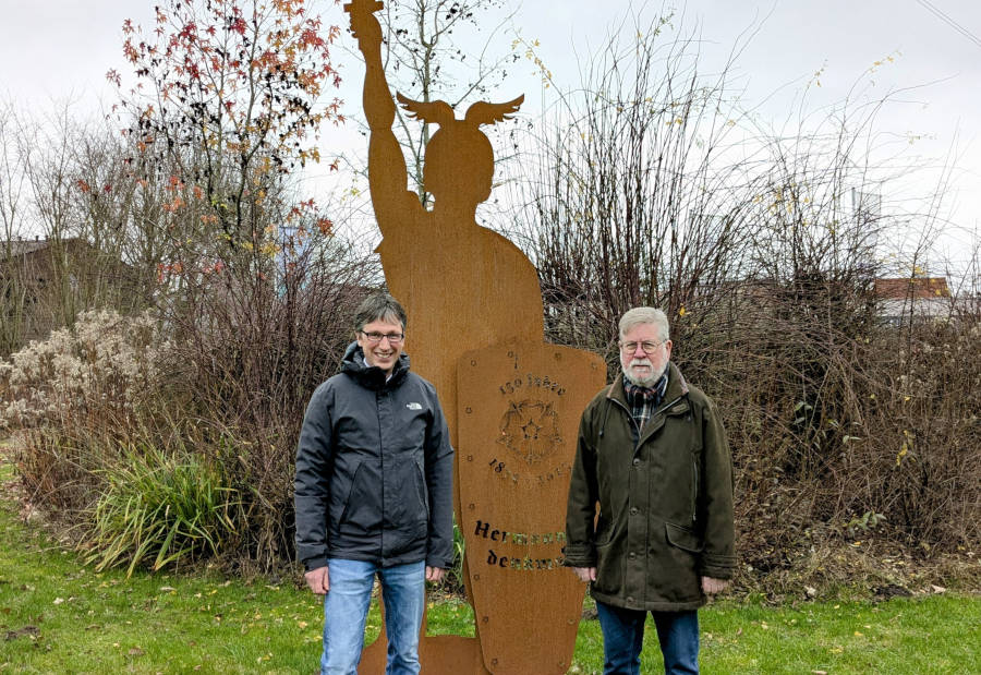 Wolfgang Graupner (rechts), hier mit Bürgermeister Martin Hoffmann, schenkt der Gemeinde Leopoldshöhe den Hermann. Foto: Gemeinde Leopoldshöhe