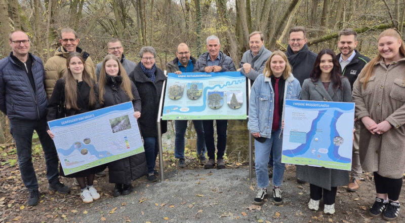 Stellen die neuen Tafeln des Gewässerlehrpfads vor: Juena Zelmer, Julia Arent, Leonie Busch, Miroljupka Konjovic, Lea Mertz (vorne von links, ehemalige Schülerinnen), Jan Runte (hinten von links, Stadt Lage), Wolfgang Somsen, Jürgen Franke (beide Realschule Lage), Dr. A. Heinrike Heil (Umweltstiftung Lippe), Sven Anders, Thorsten Paulussen (beide Stadt Lage), Stephan Schlüter (REMKO), Elmar Wöstenkötter (RRR Stahl- und Gewerbebau) und Jan Dierker (REMKO). Foto: Christina-Carolin Rempe/ Stiftung Standortsicherung