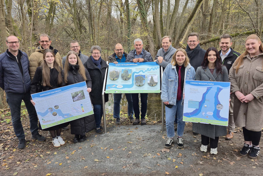 Stellen die neuen Tafeln des Gewässerlehrpfads vor: Juena Zelmer, Julia Arent, Leonie Busch, Miroljupka Konjovic, Lea Mertz (vorne von links, ehemalige Schülerinnen), Jan Runte (hinten von links, Stadt Lage), Wolfgang Somsen, Jürgen Franke (beide Realschule Lage), Dr. A. Heinrike Heil (Umweltstiftung Lippe), Sven Anders, Thorsten Paulussen (beide Stadt Lage), Stephan Schlüter (REMKO), Elmar Wöstenkötter (RRR Stahl- und Gewerbebau) und Jan Dierker (REMKO). Foto: Christina-Carolin Rempe/ Stiftung Standortsicherung